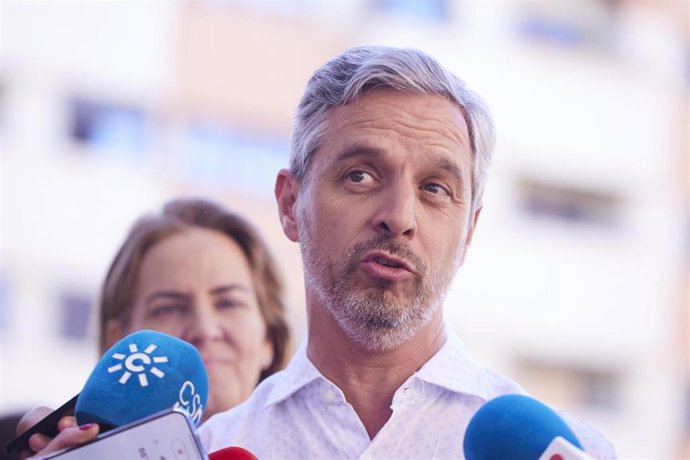 Archivo - Juan Bravo atiende a los medios de comunicación, en una imagen de archivo.