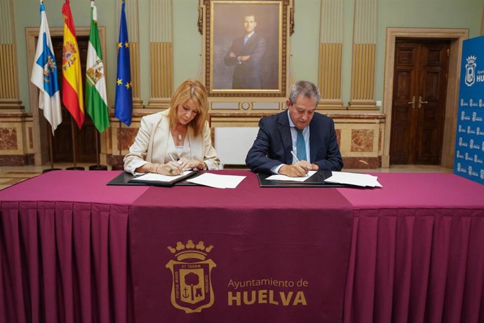 Firma entre el Ayuntamiento de Huelva y el Colegio de Abogados de Huelva para la puesta en marcha de la oficina municipal antiocupa. 