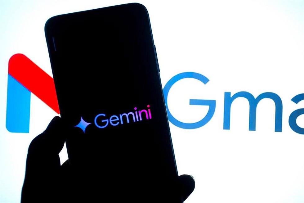 Archivo - Ilustración de Gemini en un dispositivo con Gmail al fondo. 