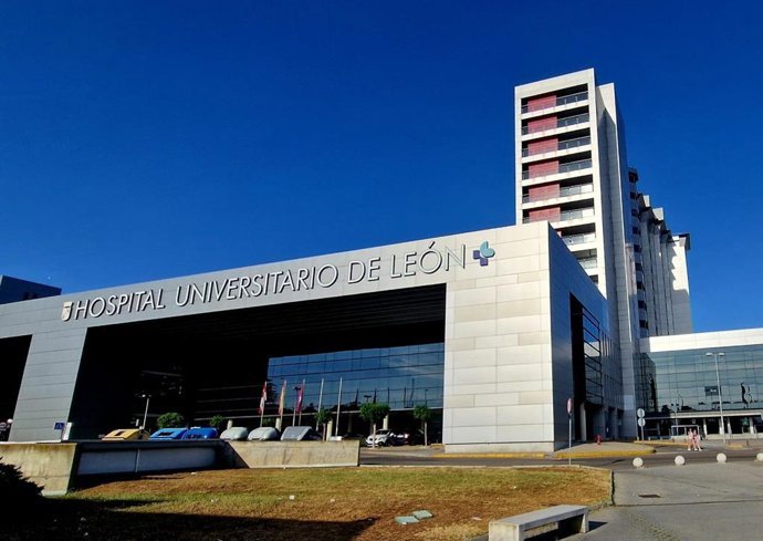 Archivo - Imagen del Complejo Asistencial Universitario de León, donde este jueves se ha producido un incidente por sobrepresión de una máquina calientaplatos.