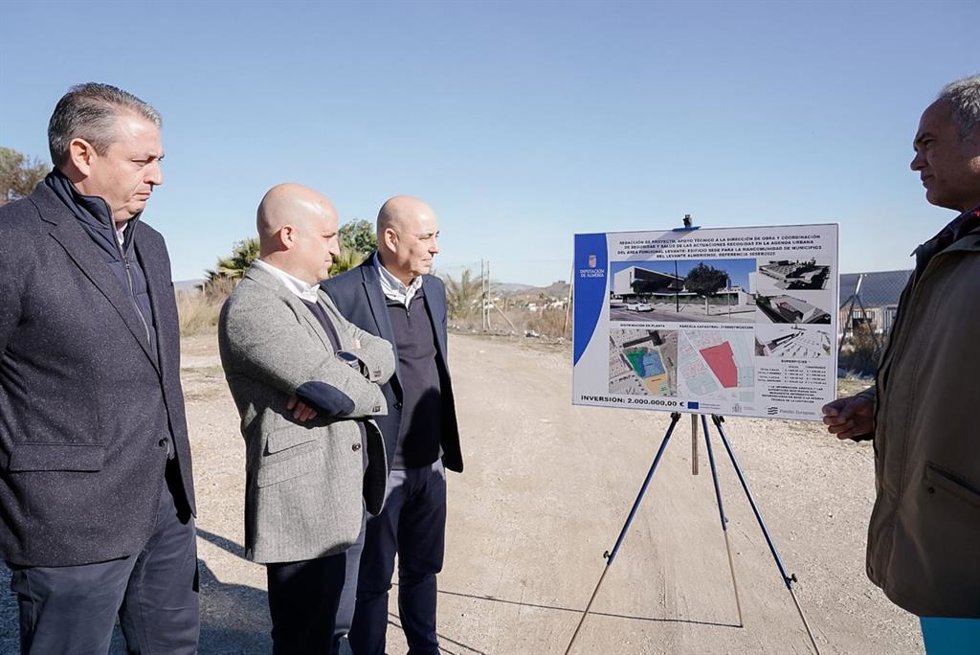 El presidente de la Diputación de Almería, José Antonio García Alcaina, junto a responsables municipales de Huércal-Overa, durante la presentación de uno de los proyectos.