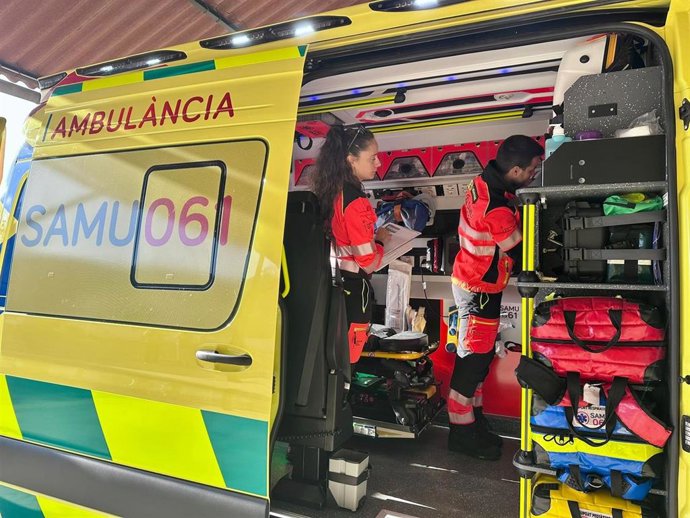 Personal sanitario en una nueva ambulancia del SAMU 061.