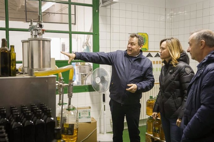 La candidata socialista Pilar Alegría durante su visita a la almazara de la Cooperativa San Martín de Belchite.
