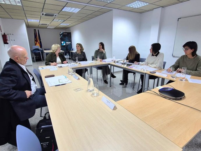 Reunión de la Escuela Balear de la Administración Pública con la asistencia de la consellera de Trabajo, Función Pública y Diálogo Social, Catalina Cabrer.