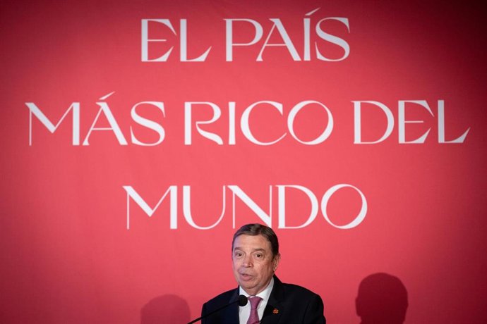 Archivo - El ministro de Agricultura, Pesca y Alimentación, Luis Planas, preside el acto de la 37ª edición de los premios Alimentos de España 