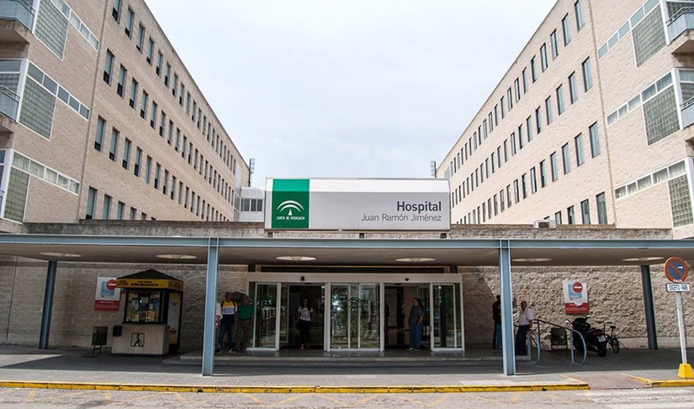 Archivo - Entrada del Hospital Juan Ramón Jiménez, en Huelva.