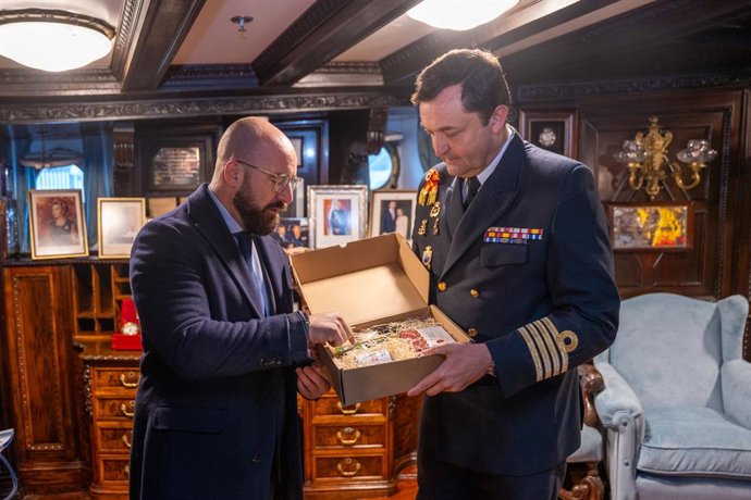 El vicepresidente cuarto de la Diputación de Cádiz y diputado de Turismo, Germán Beardo, entregando al comandante del buque escuela 'Juan Sebastián Elcano', José María de la Puente Mora-Figueroa, una caja con productos gastronómicos de Cádiz