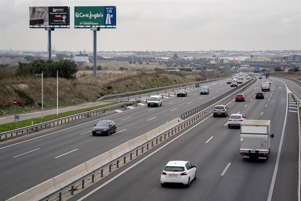 Varios vehículos en la A5, a 19 de diciembre de 2025, en Madrid (España). La operación especial de la DGT por tráfico arranca hoy sobre las 15.00 de la tarde y se alargará hasta el día 6 de enero. Durante este periodo Tráfico prevé 22,4 millones de desp