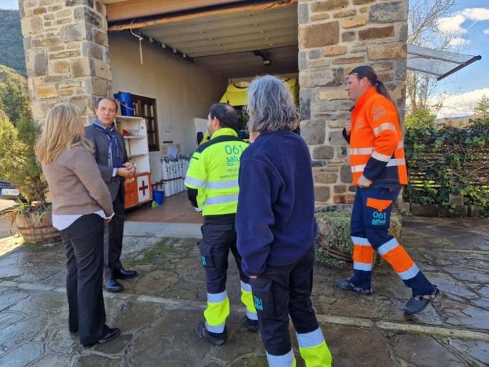 El consejero de Sanidad, José Luis Bancalero, y la gerente del 061, Marta Sampériz, han visitado la base del 061 de Sabiñánigo y también se han  reunido con los trabajadores.