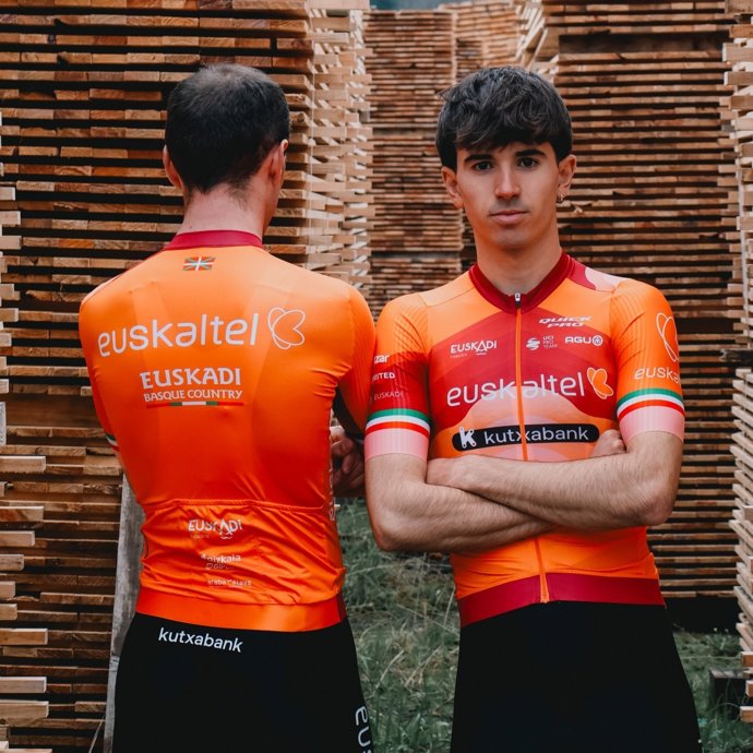 Euskaltel-Euskadiko txirrindulariak elastiko berriarekin