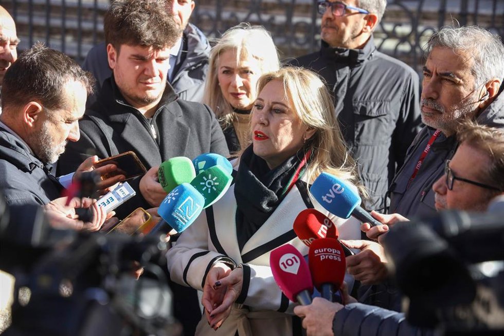 La consejera de Economía, Hacienda, Fondos Europeos y Diálogo Social, y portavoz de la Junta de Andalucía, Carolina España, y la consejera de Cultura y Deporte, Patricia del Pozo, durante la visita a las obras de la cubierta de la Catedral de Málaga. A 
