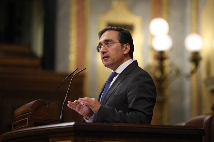 El ministro de Asuntos Exteriores, Cooperación y Unión Europea, José Manuel Albares, interviene durante una sesión de control al Gobierno, en el Congreso de los Diputados, a 10 de diciembre de 2025, en Madrid (España). El Gobierno se enfrenta una semana m