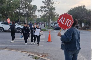 Regreso a clases adelanta caos vial en Monterrey y reactiva operativos de tránsito en zonas escolares