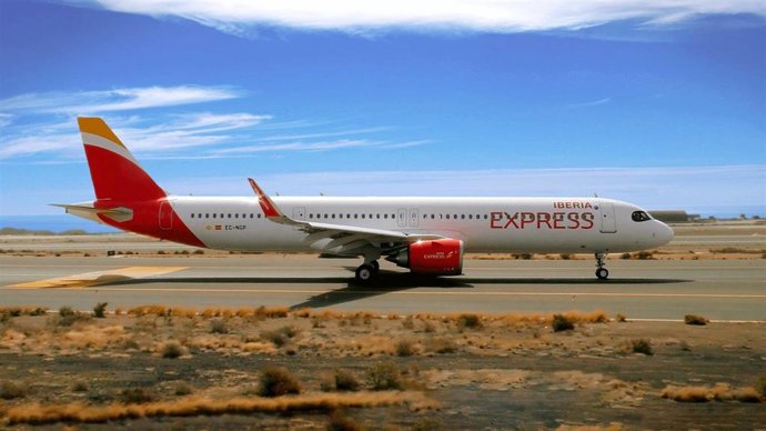 Archivo - Avión de Iberia Express
