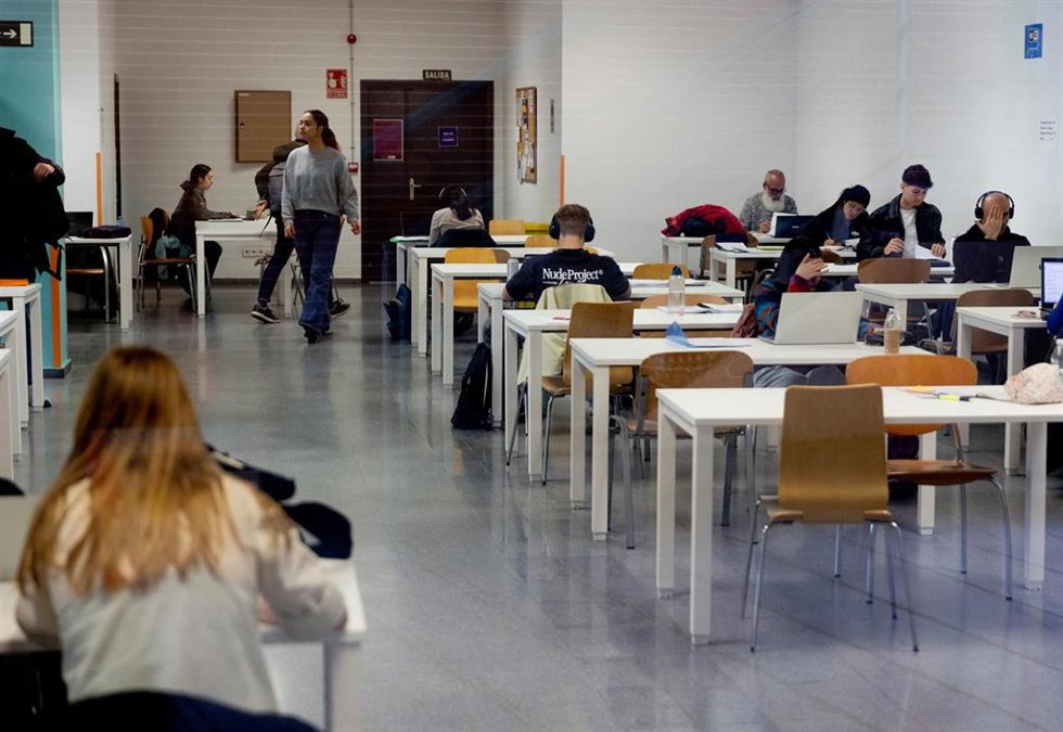 Sala de lectura de una biblioteca pública. Archivo.
