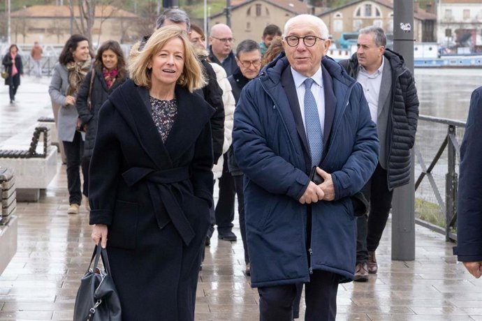 La nueva presidenta de la Eurociudad Vasca, Eider Mendoza, y el presidente saliente, Jean-René Etchegaray.