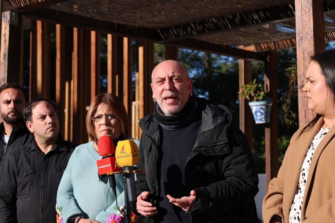 El candidato de Por Andalucía, Ernesto Alba, en Almáchar.