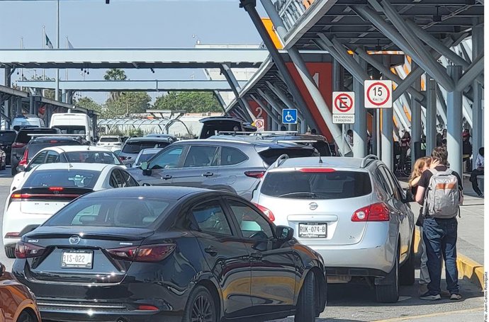 Taxistas de aplicación ofrecen viajes hasta 50% más baratos en el Aeropuerto de Monterrey ante falta de taxis autorizados
