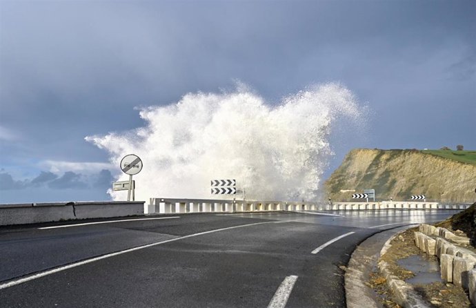 Archivo - Las olas rompen contra la costaen Zumaia (Gipuzkoa)