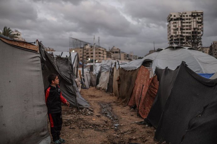 December 29, 2025, Gaza City, Gaza Strip, Palestinian Territory: Palestinian families, including children and women, huddle around a fire for warmth in Gaza City, where displaced people are facing dire humanitarian conditions after their makeshift tents w