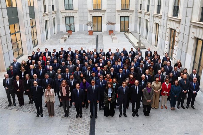 El presidente del Gobierno, Pedro Sánchez, y el ministro de Asuntos Exteriores, José Manuel Albares, junto a los embajadores de España en todo el mundo en la sede del Ministerio de Asuntos Exteriores en Madrid