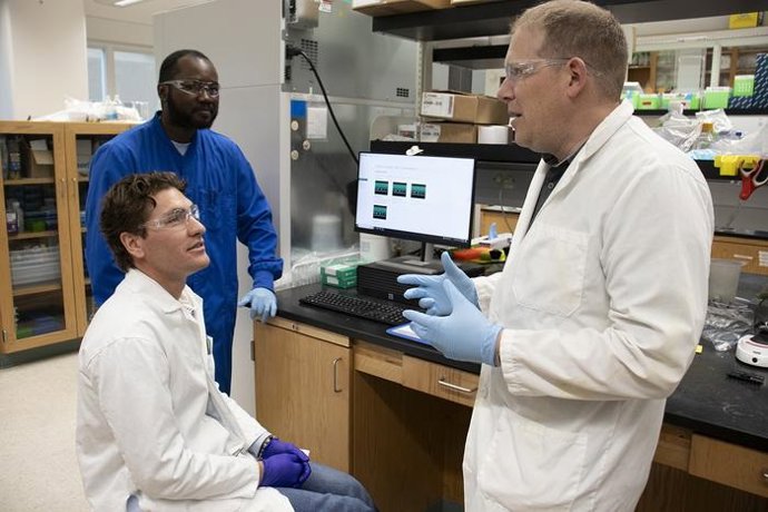 Archivo - De izquierda a derecha, los bioquímicos de la Universidad Estatal de Utah, Kadin Crosby, Bamidele Filani y Ryan Jackson.