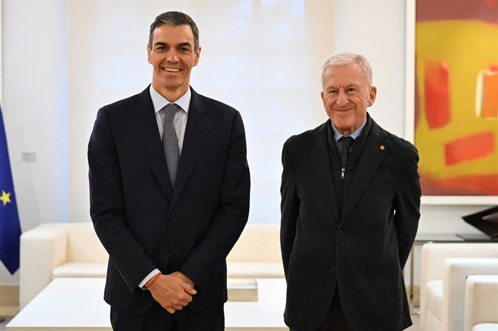 El presidente del Gobierno, Pedro Sánchez, y el de Cáritas Española, Manuel Bretón.