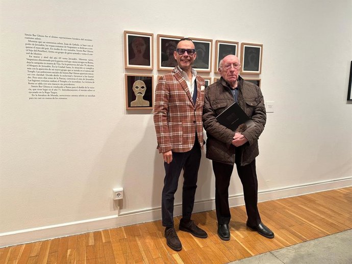 El fotógrafo Pedro Avellaned y el director general de Cultura del Gobierno de Aragón, Pedro Olloqui, en la exposición 'Nigrum'.