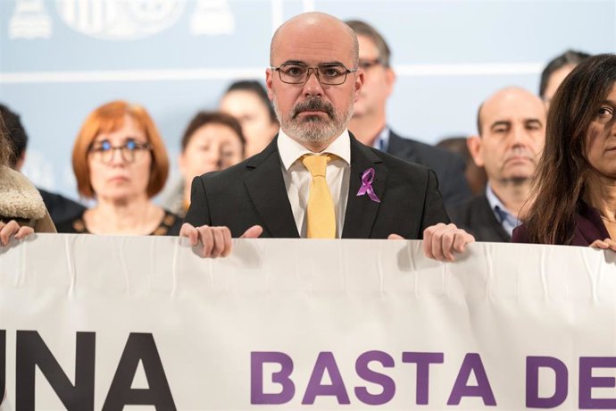 El delegado del Gobierno, Francisco Martín, durante un minuto de silencio por un caso de violencia de género