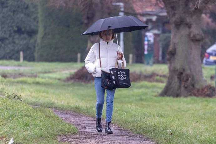 Imagem de arquivo de uma mulher com um guarda-chuva antes da chegada da tempestade "Goretti".