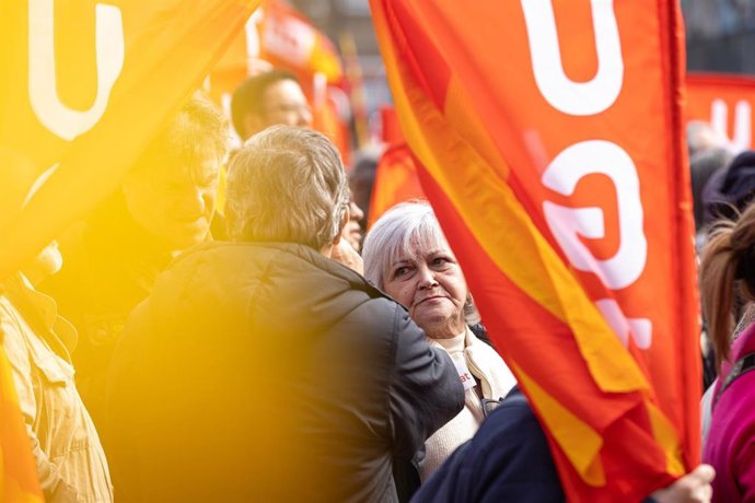 Archivo - Banderas de UGT en una manifestación.
