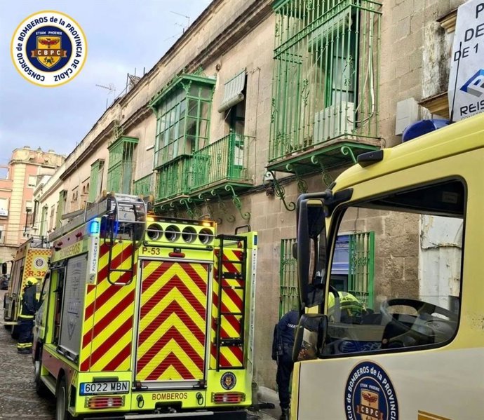 Vehículos del Consorcio de Bomberos de la provincia de Cádiz desplazados para atender un incendio en un domicilio de Jerez de la Frontera.