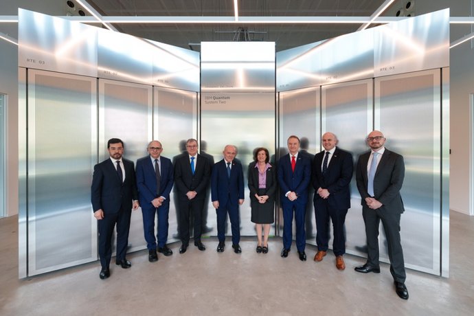 La primera ministra de Gales conoce en San Sebastián el ordenador cuántico IBM Quantum System Two de la mano del Gobierno Vasco