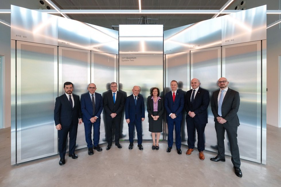 La primera ministra de Gales conoce en San Sebastián el ordenador cuántico IBM Quantum System Two de la mano del Gobierno Vasco