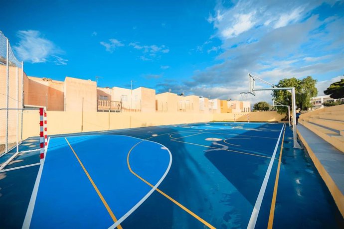La pista polideportiva renovada de El Alquián, en Almería.