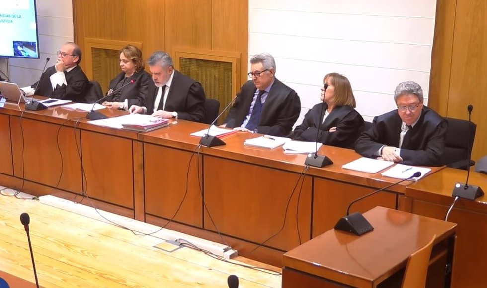 La primera de las acusaciones particulares, tercero por la izquierda, en pleno informe final en el juicio por la 'trama eólica'.