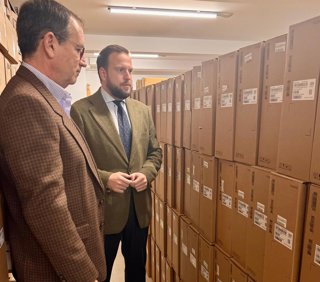 El delegado territorial de Industria, Energía y Minas en la provincia, Agustín López (dcha.), en la recepción de los nuevos equipos.