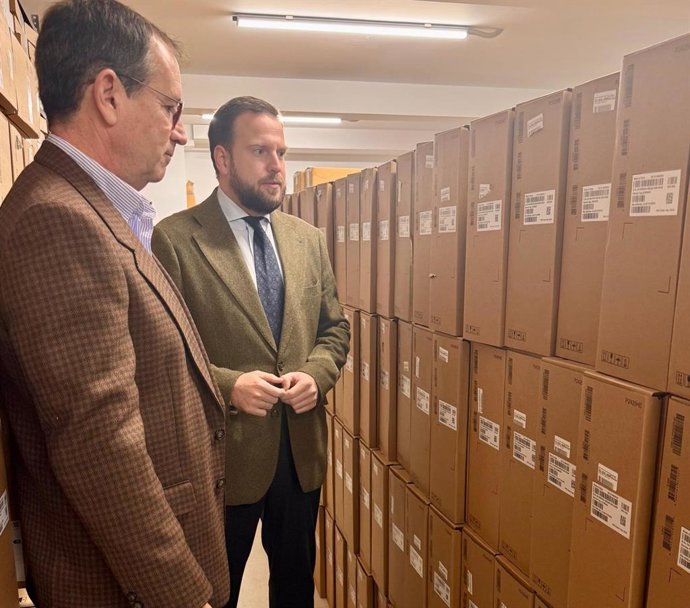 El delegado territorial de Industria, Energía y Minas en la provincia, Agustín López (dcha.), en la recepción de los nuevos equipos.