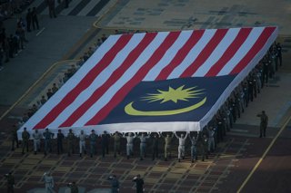 Archivo - Imagen de archivo de una bandera de Malasia durante un desfile militar.