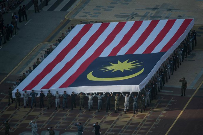 Archivo - Imagen de archivo de una bandera de Malasia durante un desfile militar.
