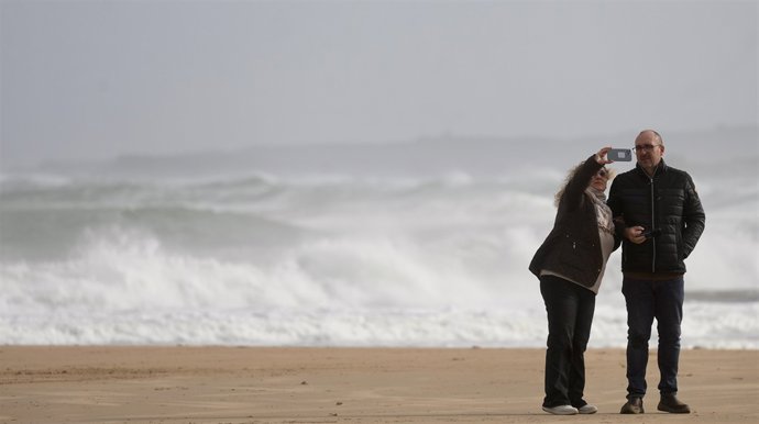 Archivo - Varias personas hacen fotos del oleaje en Santander, Cantabria (España). 