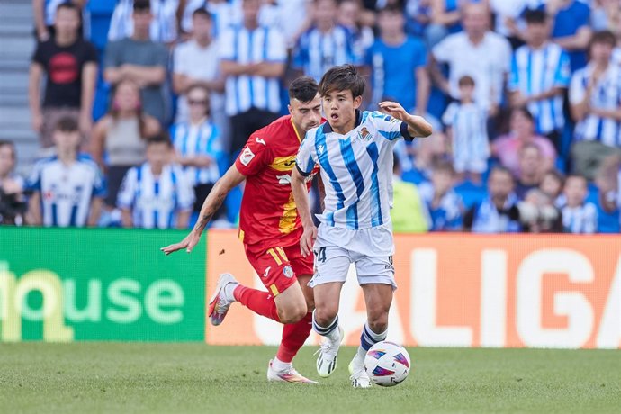 Archivo - El jugador de la Real Sociedad Takefusa Kubo pelea un balón.