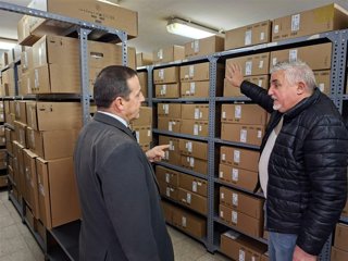 El delegado territorial de Industria, Energía y Minas de Almería, Guillermo Casquet, durante la visita a las instalaciones donde se almacenan los equipos informáticos.