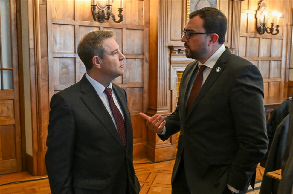 Archivo - El presidente de la Junta de Castilla-La Mancha, Emiliano García-Page, charlando con el presidente del Principado de Asturias, Adrián Barbón, tras la XXVII Conferencia de Presidentes, en el Palacio de la Magdalena, a 13 de diciembre de 2024, e