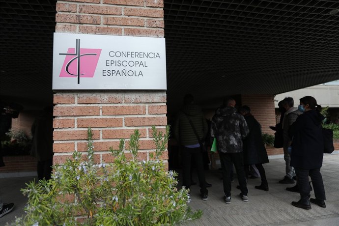 Archivo - Víctimas de abusos acuden a la sede de la Conferencia Episcopal Española para una reunión con el presidente de la CEE en el año 2022.