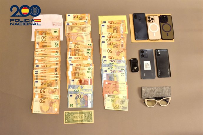 Dinero y objetos recuperados por la Policía Nacional.