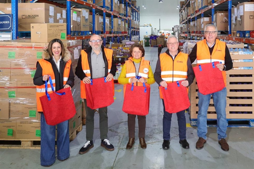 Banco de Alimentos de Gipuzkoa recibe más de un millar de bolsas reutilizables elaboradas con la alfombra del Zinemaldia