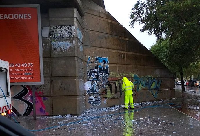 Limpieza de pintadas y retirada de carteles en Jerez.