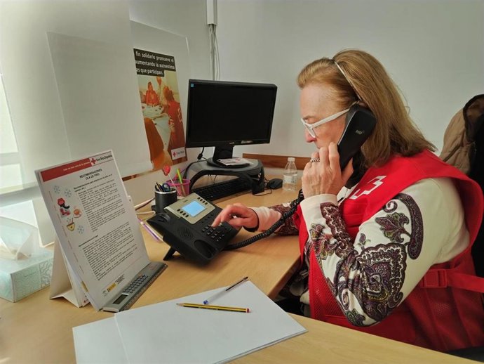 Una voluntaria de Cruz Roja habla por teléfono.