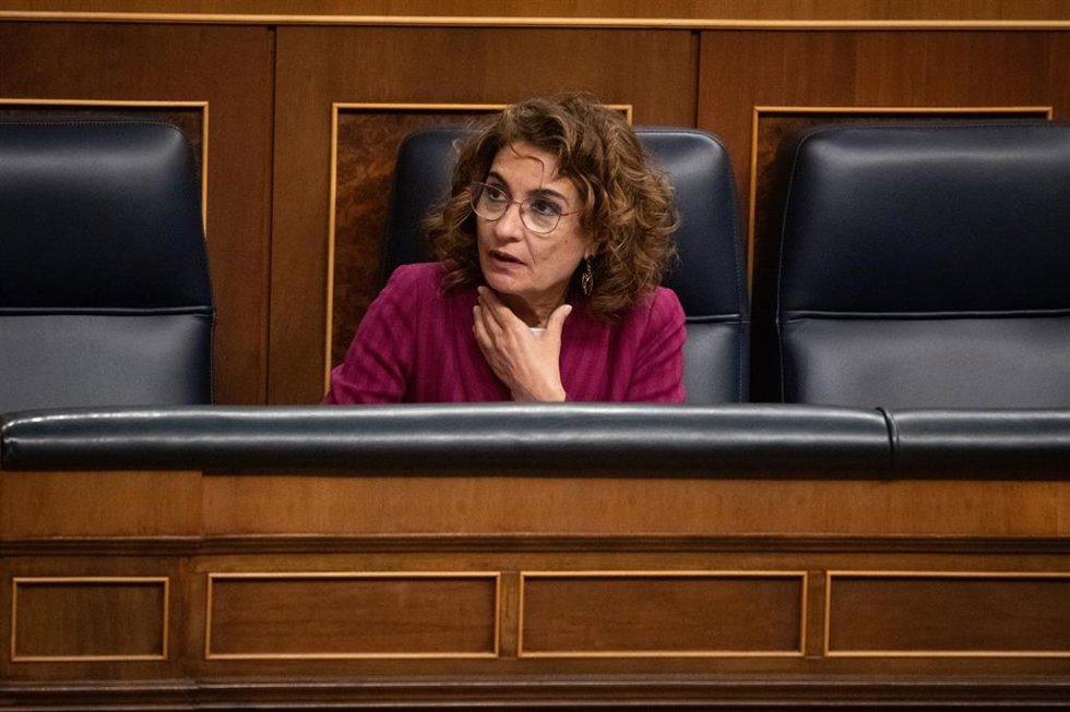 Archivo - La vicepresidenta primera y ministra de Hacienda, María Jesús Montero, durante una sesión plenaria, en el Congreso de los Diputados, a 27 de noviembre de 2025, en Madrid (España).